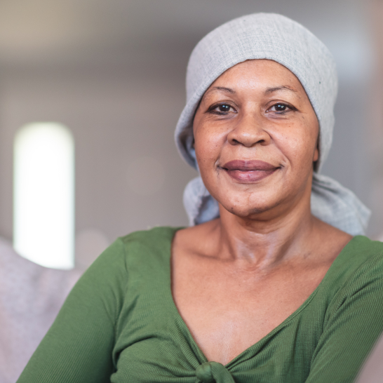 Vrouw met sjaaltje haarverlies chemotherapie - iStock
