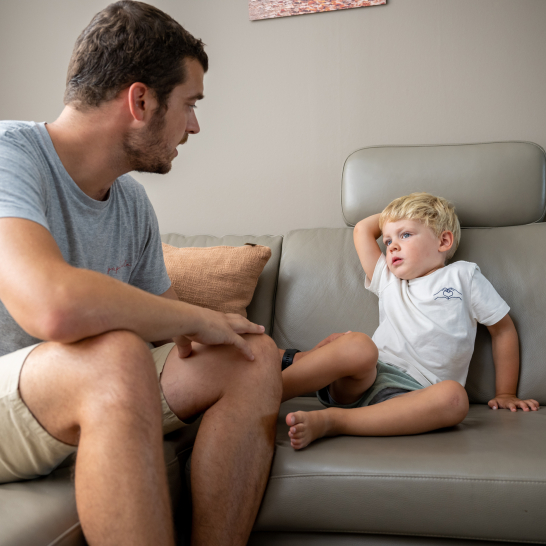 gesprek kind vader zoon woonkamer - Copyright: Joost Joossen
