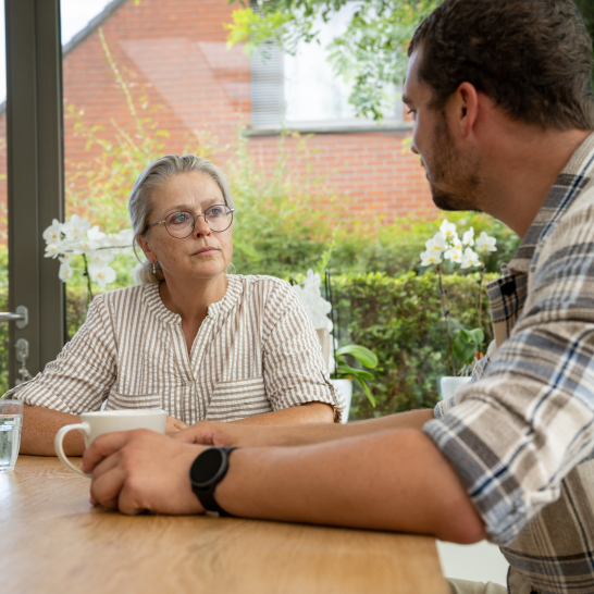 gesprek oudere vrouw jongere man - Copyright: Joost Joossen