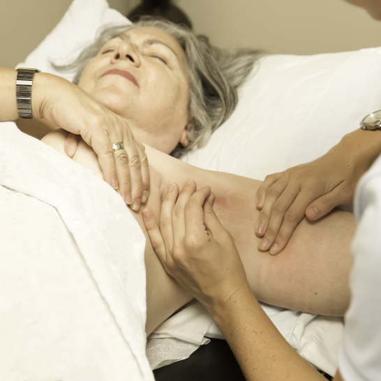 Vrouw met lymfoedeem krijgt behandeling - iStockphoto
