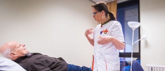 Oncocoach Sandra Bortels met patiënt