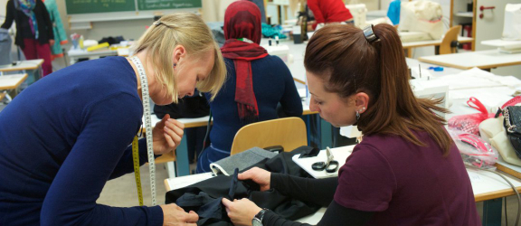 Leerkracht en volwassen leerling in de klas / Copyright: ID/Patrick De Roo