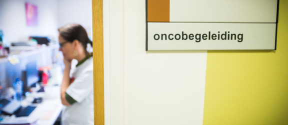 Ziekenhuisgang met bordje oncobegeleiding
