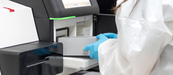 labomedewerker met apparatuur voor dna next-generation-sequencing