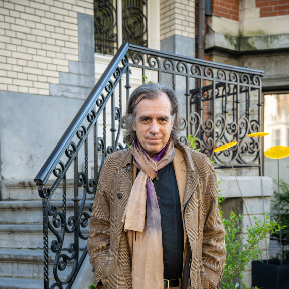 Psychiater Dirk De Wachter voor zijn huis in Antwerpen. Hij vertelt hier over 'hoe reageren als iemand die je kent kanker heeft'.
