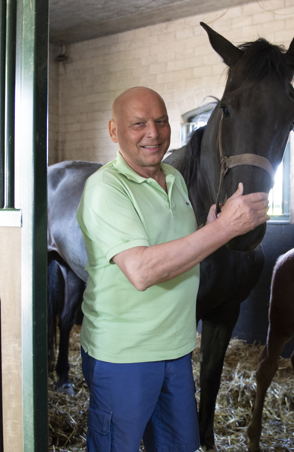 Kamiel Troubleyn bij zijn paarden