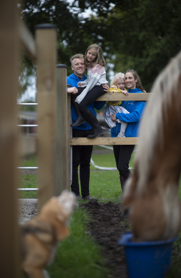 Esther Geboers en gezin op zorgboerderij