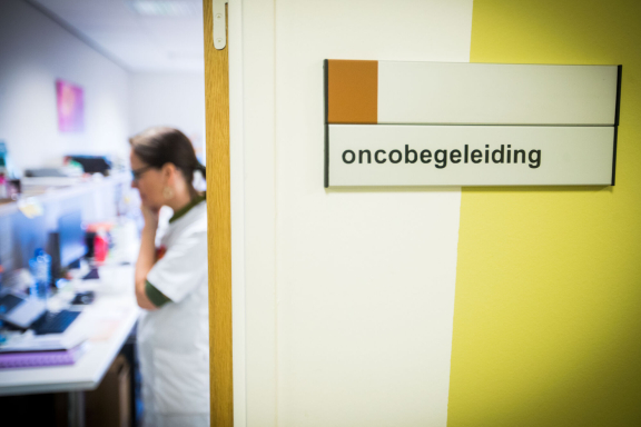 Ziekenhuisgang met bordje oncobegeleiding