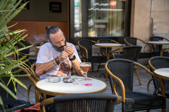 Alcohol roken Man rookt op een terras