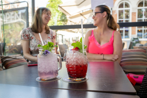 Alcohol. Twee vrouwen drinken een mocktail op een terras - Copyright: Joost Joossen