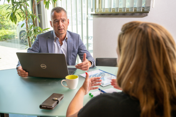 Verzekeringen gesprek patiënt makelaar