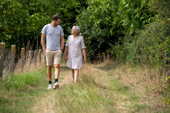 gesprek oudere vrouw jongere man wandelen natuur - Copyright: Joost Joossen