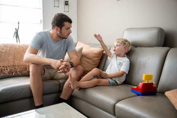 gesprek vader kind zoon woonkamer - Copyright: Joost Joossen
