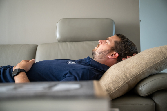 man slaapt op zetel vermoeidheid