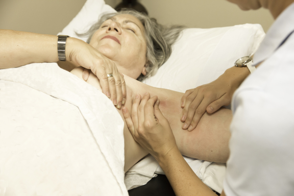 Vrouw met lymfoedeem krijgt behandeling - iStockphoto
