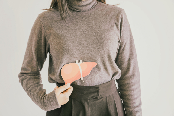 Vrouw met illustratie van de lever, hepatitis B - iStockphoto