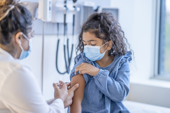 Meisje krijgt HPV-vaccinatie - iStockphoto