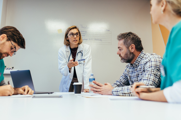 Multidisciplinair oncologisch consult - iStockphoto