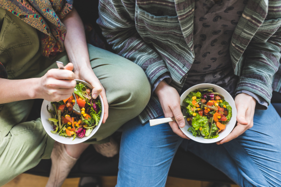 Twee personen eten een slaatje gezond eten