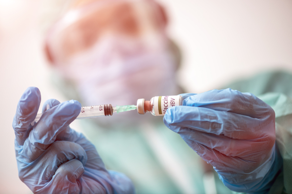 Dokter maakt vaccinatie tegen hepatitis B klaar - iStockphoto