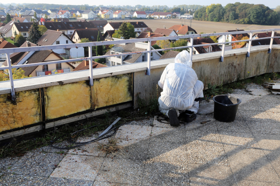 Verwijdering asbest - iStockphoto
