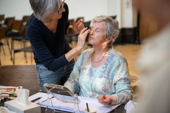 Schoonheidsconsulente helpt deelneemster workshop make-up en verzorging met corrector - Copyright: Joost Joossen
