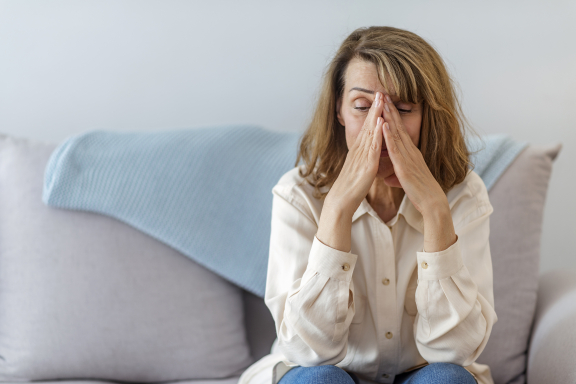 Vrouw met hoofdpijn - iStockphoto