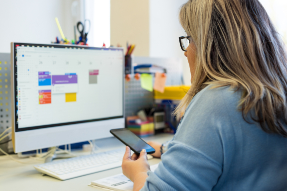 Vrouw zit aan de computer bewegen stilzitten - iStockphoto