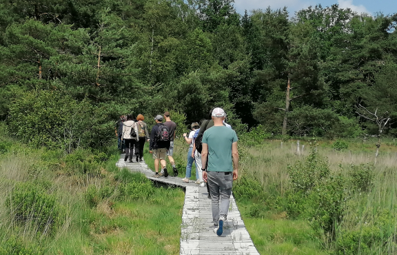Groep mensen wandelt in de natuur