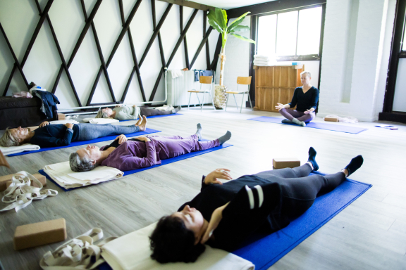 activiteiten lotgenoten yoga Villa Zomernest - Copyright: Lieven Van Assche