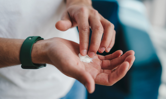 Man smeert zonnecrème in - iStockphoto