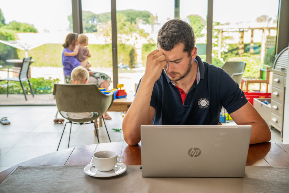 Man aan zijn laptop vermoeidheid concentratieproblemen - Copyright: Joost Joossen